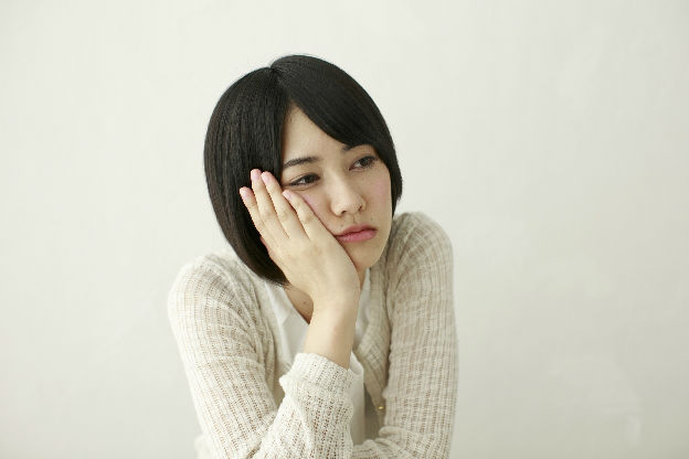 悩む女性